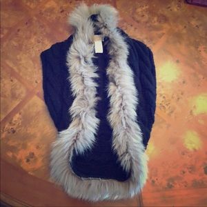 Black knitted vest with faux fur collar